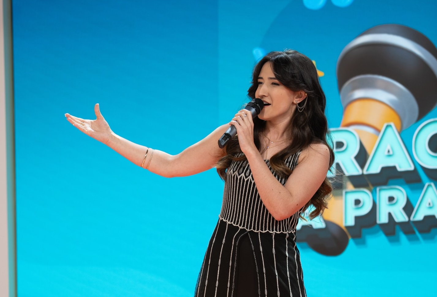 Lara Escoval garante lugar na final do “Karaoke na Praça”
