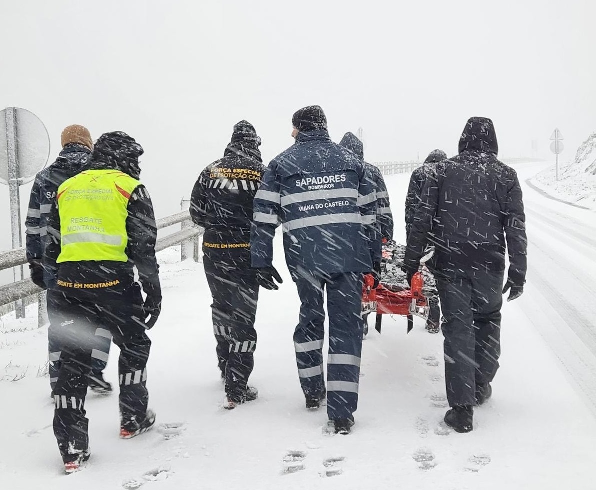 Bombeiros Sapadores de Viana realizam treino em ambiente de neve na Serra da Estrela