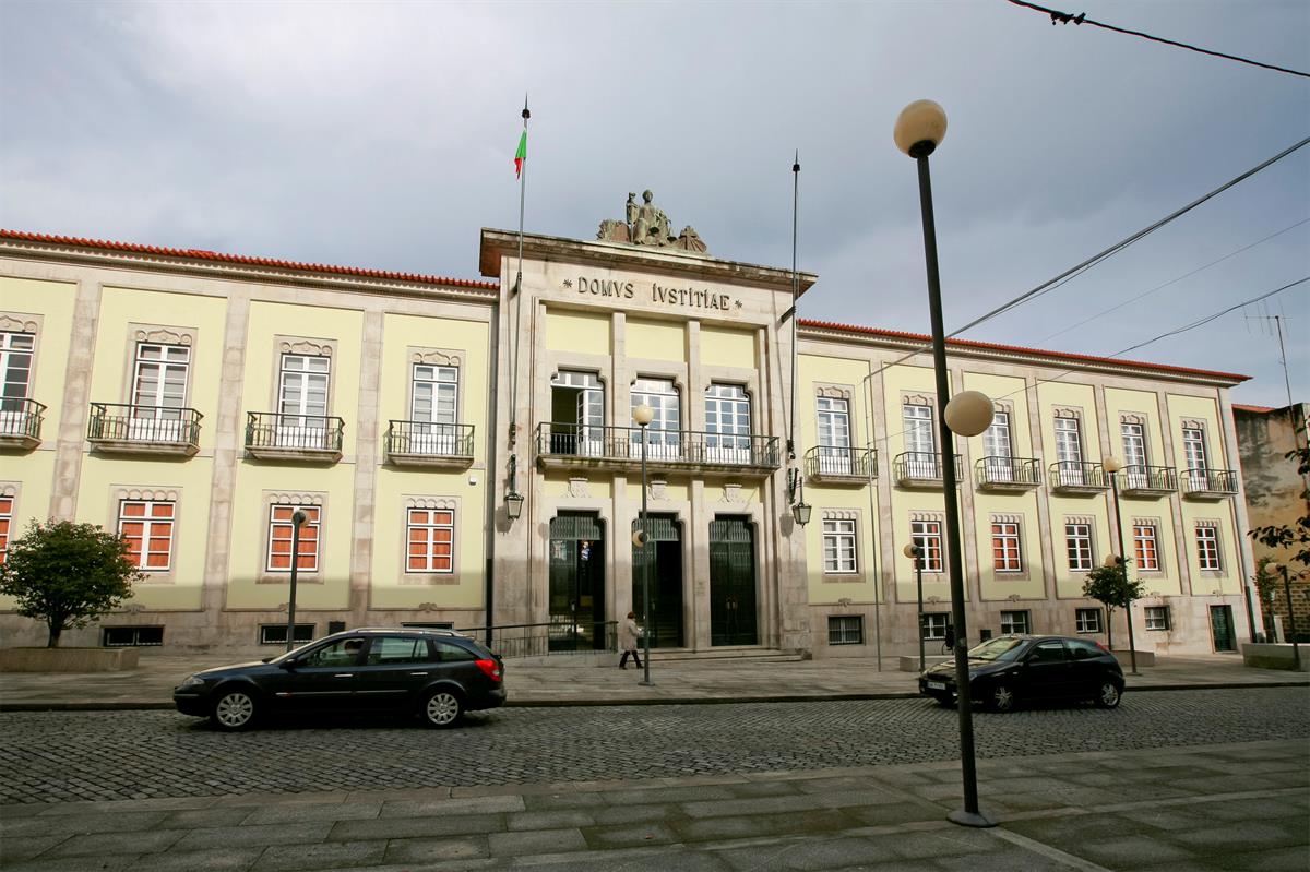 Homem que partiu 11 janelas do Tribunal de Viana saiu em liberdade