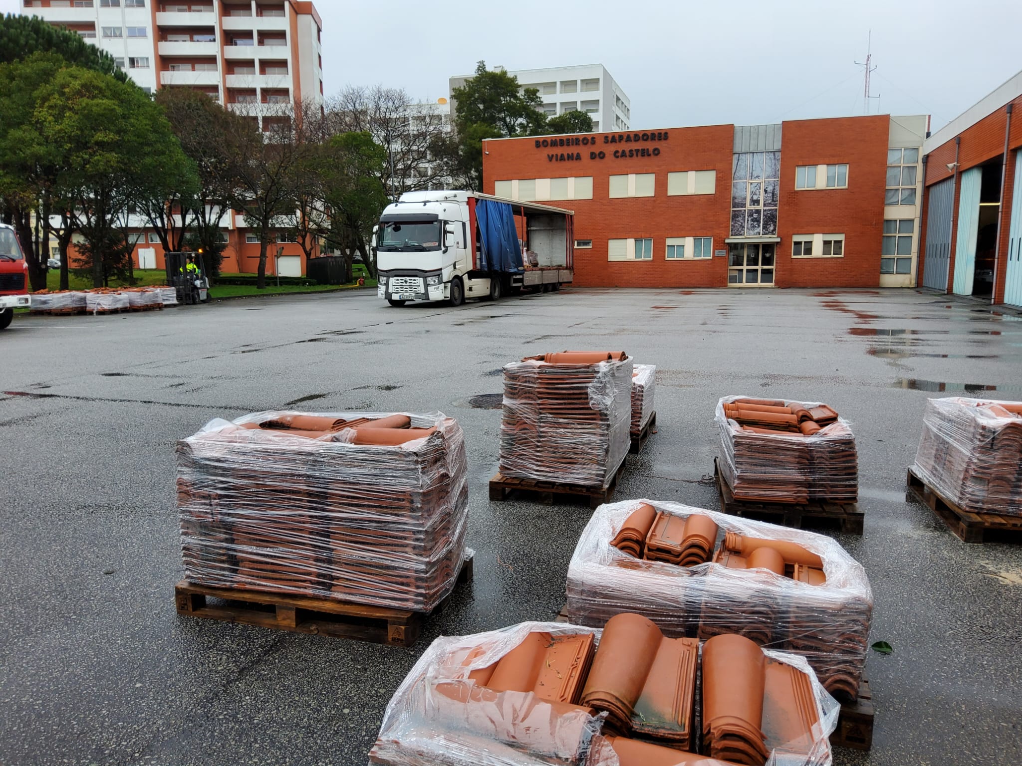 Viana envia novo camião com material de construção para Leiria