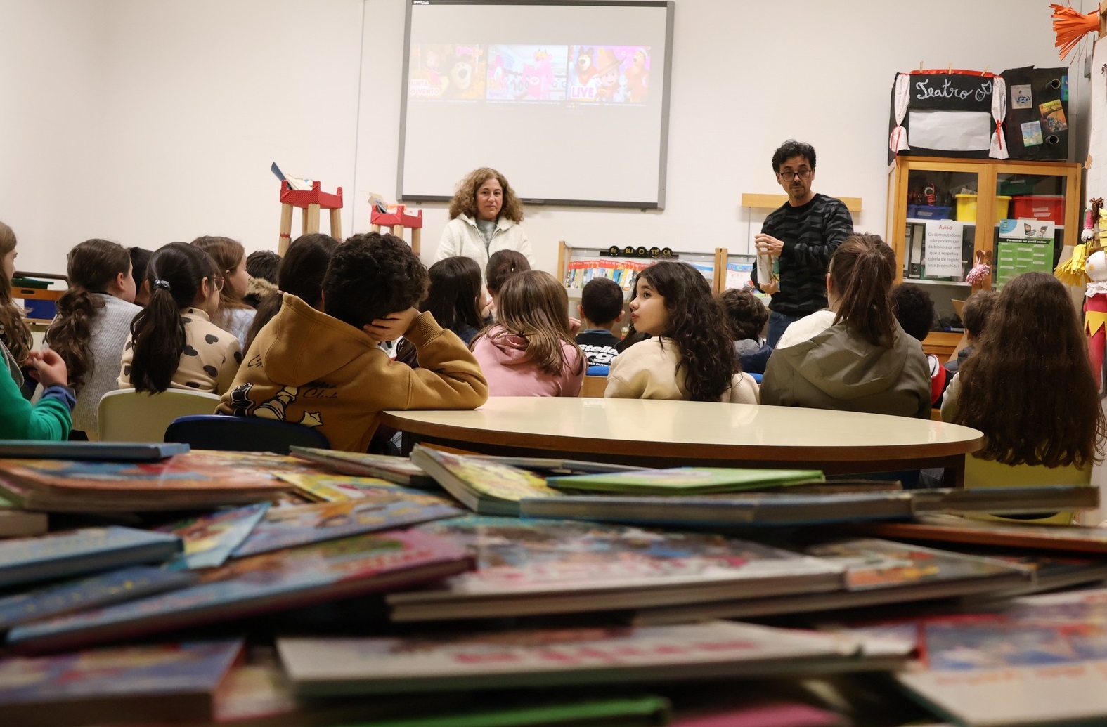 Professora doa coleção pessoal de livros à Escola Básica do Carmo