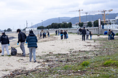 Alunos de Monserrate recolhem lixo na Praia Norte