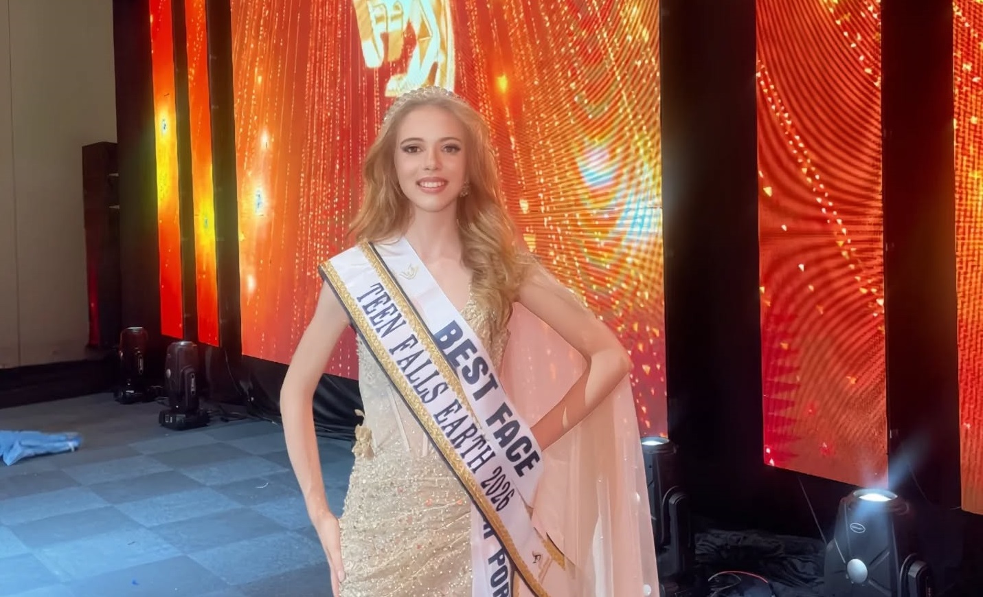 Jovem vianense coroada em concurso de beleza no Brasil