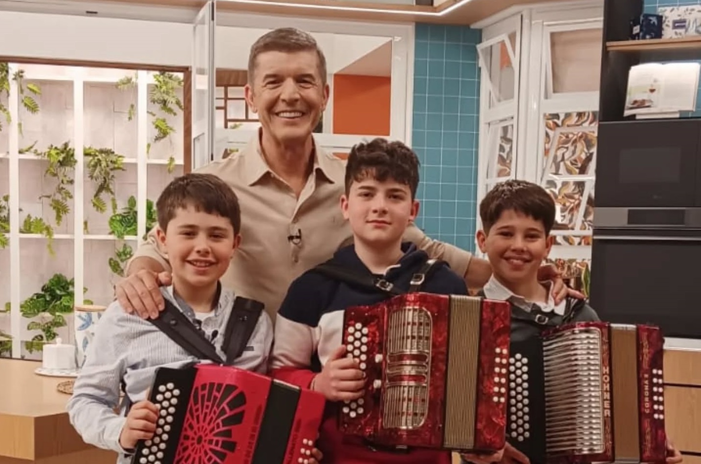 Jovem tocador de concertina de Viana brilha em espaço dedicado a “Mini Talentos”