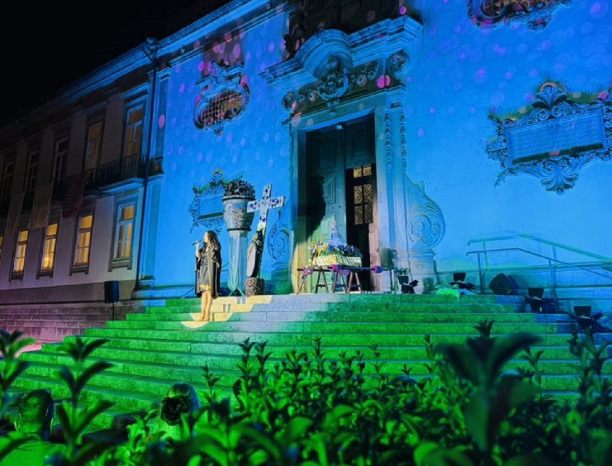 Escadaria da Igreja da Caridade acolhe Noite de Serenatas