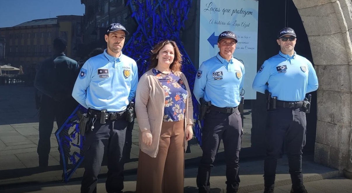 Laço azul gigante assinala campanha de prevenção dos maus-tratos infantis em Viana