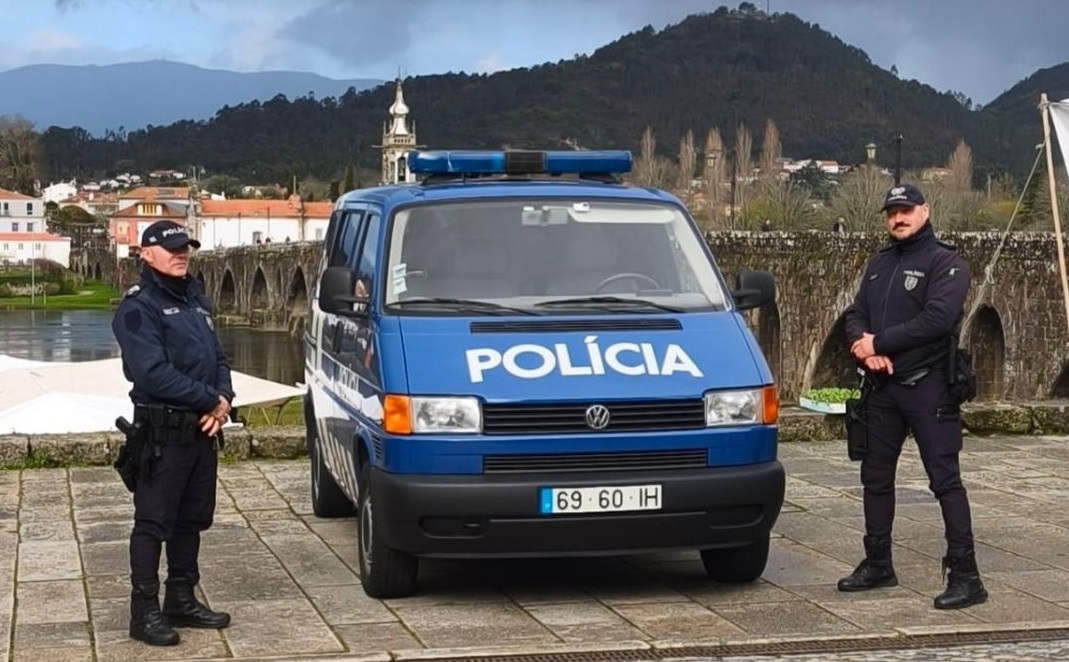 PSP detém homem sem carta em Viana e apreende droga a três jovens em Ponte de Lima