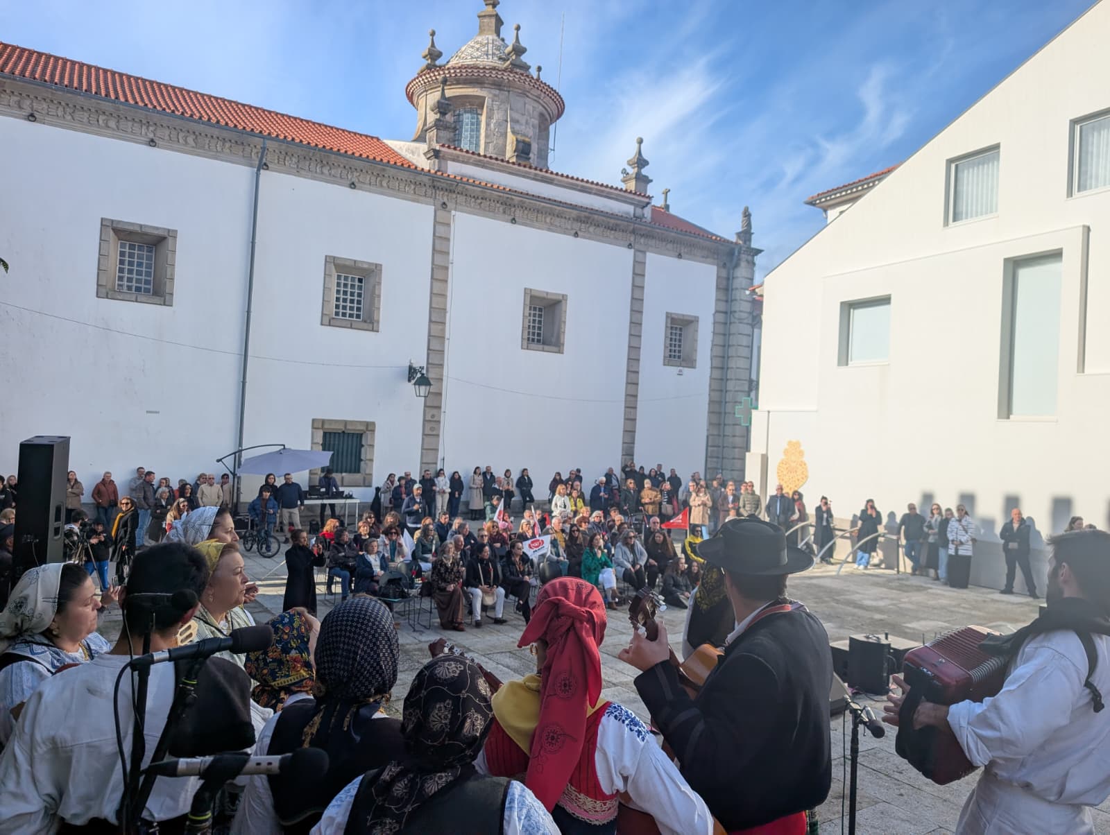 Cerca de 200 mulheres celebraram o Dia da Mulher na Porta Mexia Galvão