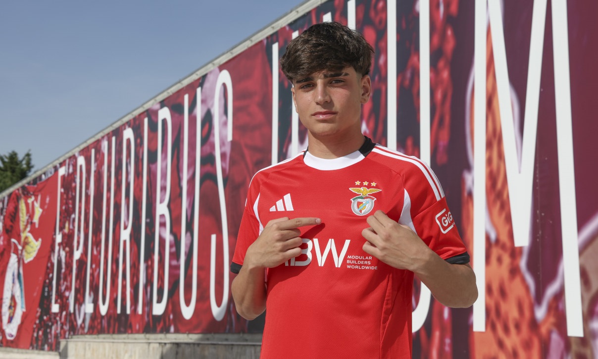 Jovem talento vianense assina contrato profissional com o Benfica