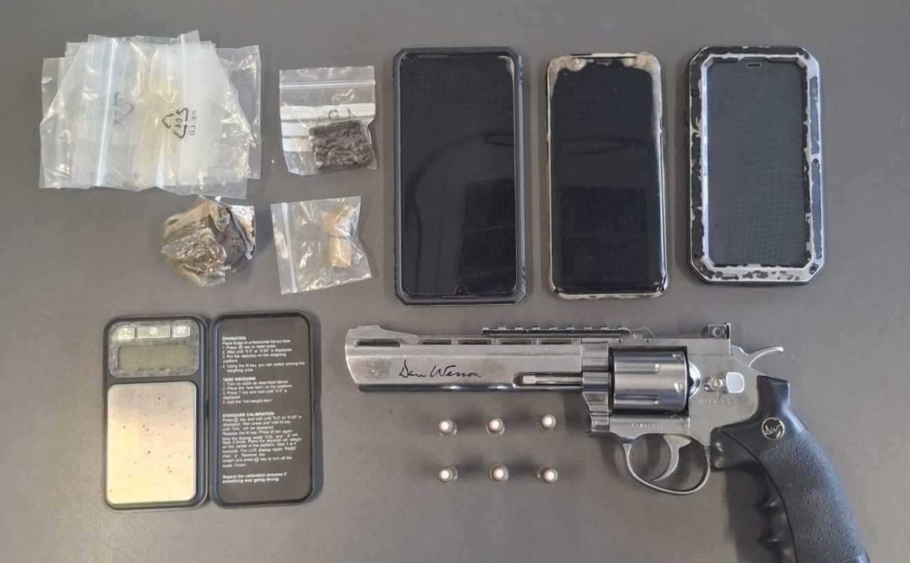 Homem de 28 anos detido em Viana por tráfico de droga e posse de arma proibida