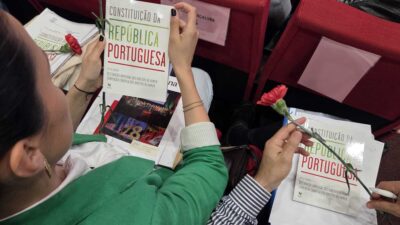 Luís Nobre entrega cravos e exemplares da Constituição aos membros da Assembleia Municipal