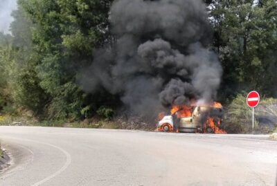 Viatura tomada pelas chamas na rotunda de acesso a Nogueira