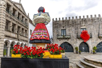 Viana do Castelo enche praças e ruas do centro histórico com 40.000 flores