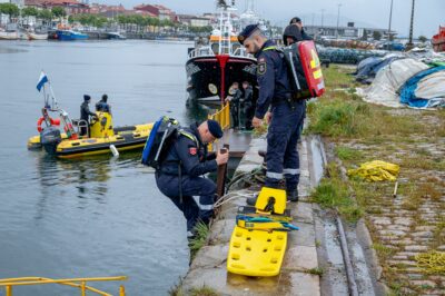 Bombeiros Sapadores simulam resgate de vítimas submersas em viatura na doca de Viana