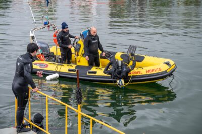 Bombeiros Sapadores simulam resgate de vítimas submersas em viatura na doca de Viana