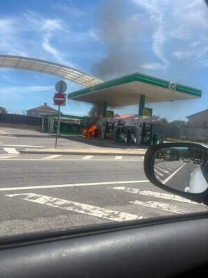 Viatura em chamas em posto da BP em Darque