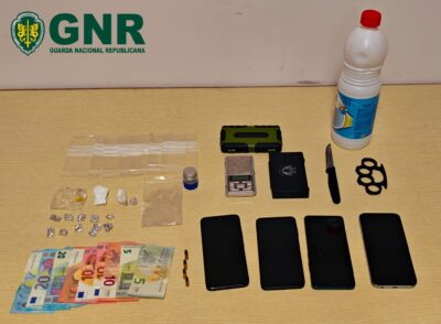 Monção: GNR detém dois homens por tráfico de droga e posse de arma proibida