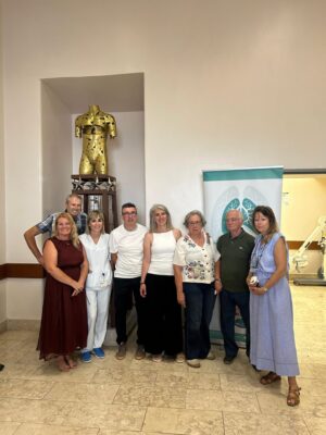 Santamartense Carlos Plácido oferece escultura ao Hospital de Santa Marta