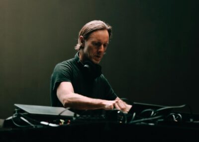 Richie Hawtin atua esta sexta-feira na Praça da República