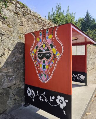 Pequenos “artistas” de Vila Franca dão cor a paragem de autocarro