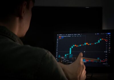 Investimento na Era Digital: Como a Tecnologia Mudou o Acesso aos Mercados