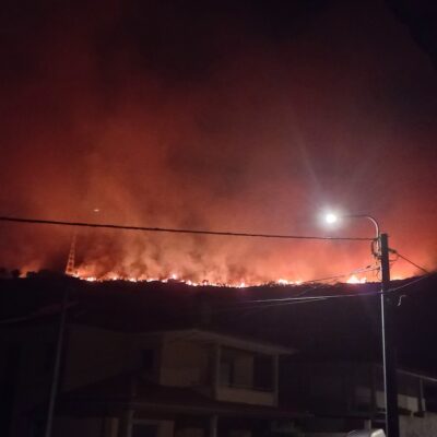 Cerca de 80 bombeiros combatem incêndio em Mujães