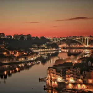 Lisboa e Porto depois do pôr do sol: roteiro de noite para quem desce do Minho