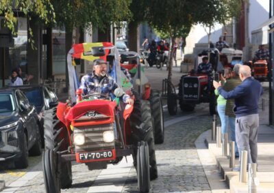 Chegam a Arcos de Valdevez de trator após viagem de 1.600 km desde Paris