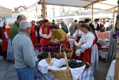 Feirão das Vindimas anima Praça da República em Viana