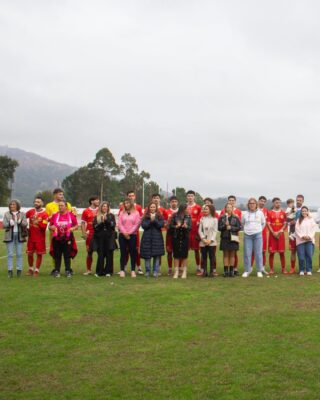 Jogadores do Neves FC entram em campo com mulheres especiais