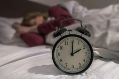 Relógios atrasam uma hora na madrugada deste domingo